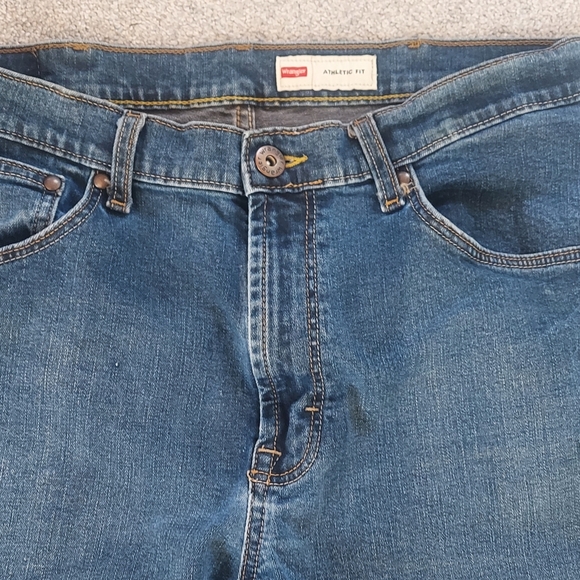 Wrangler Relaxed Blue Jeans with Classic Medium Wash - Picture 4 of 12